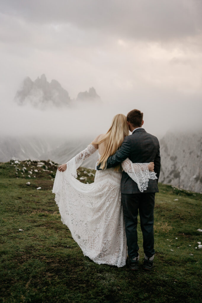 Couple embracing on foggy mountain