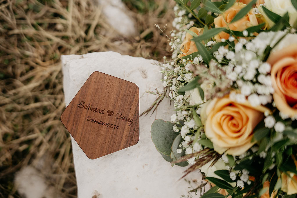 Wooden wedding plaque with orange roses bouquet