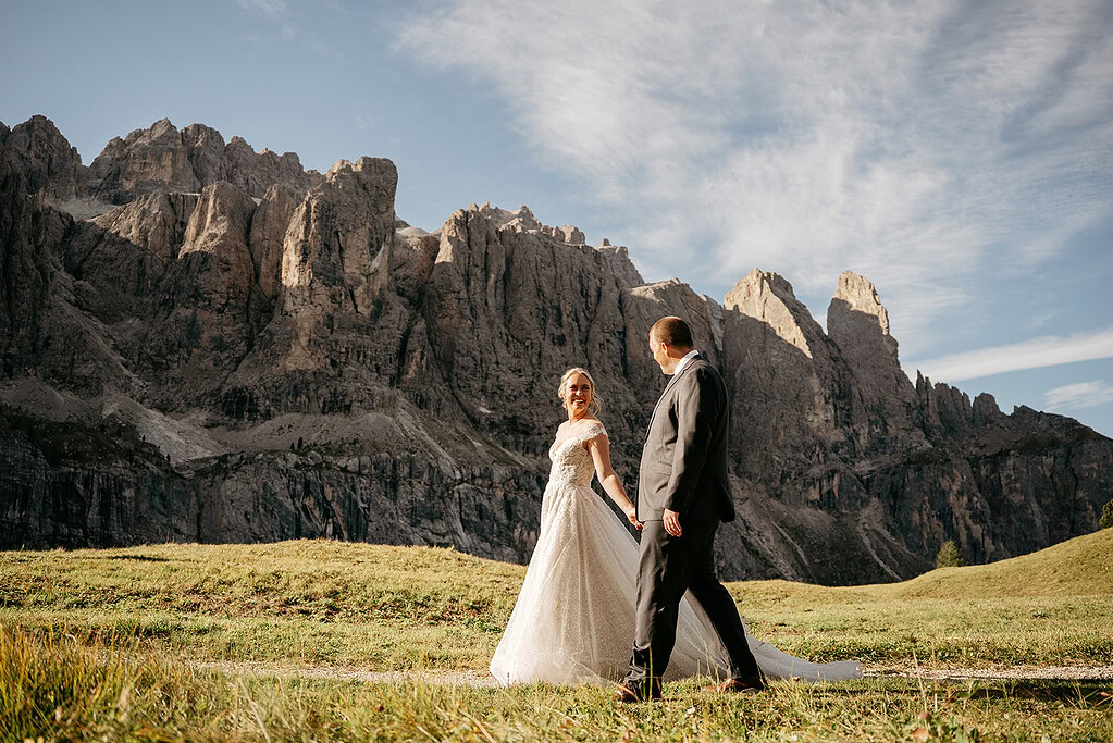 Couple walking in mountain landscape.